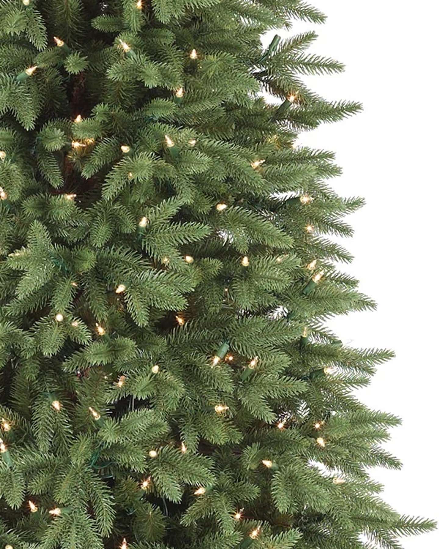 Gros plan sur l'épinette de Stratford de Balsam Hill avec lumières DEL