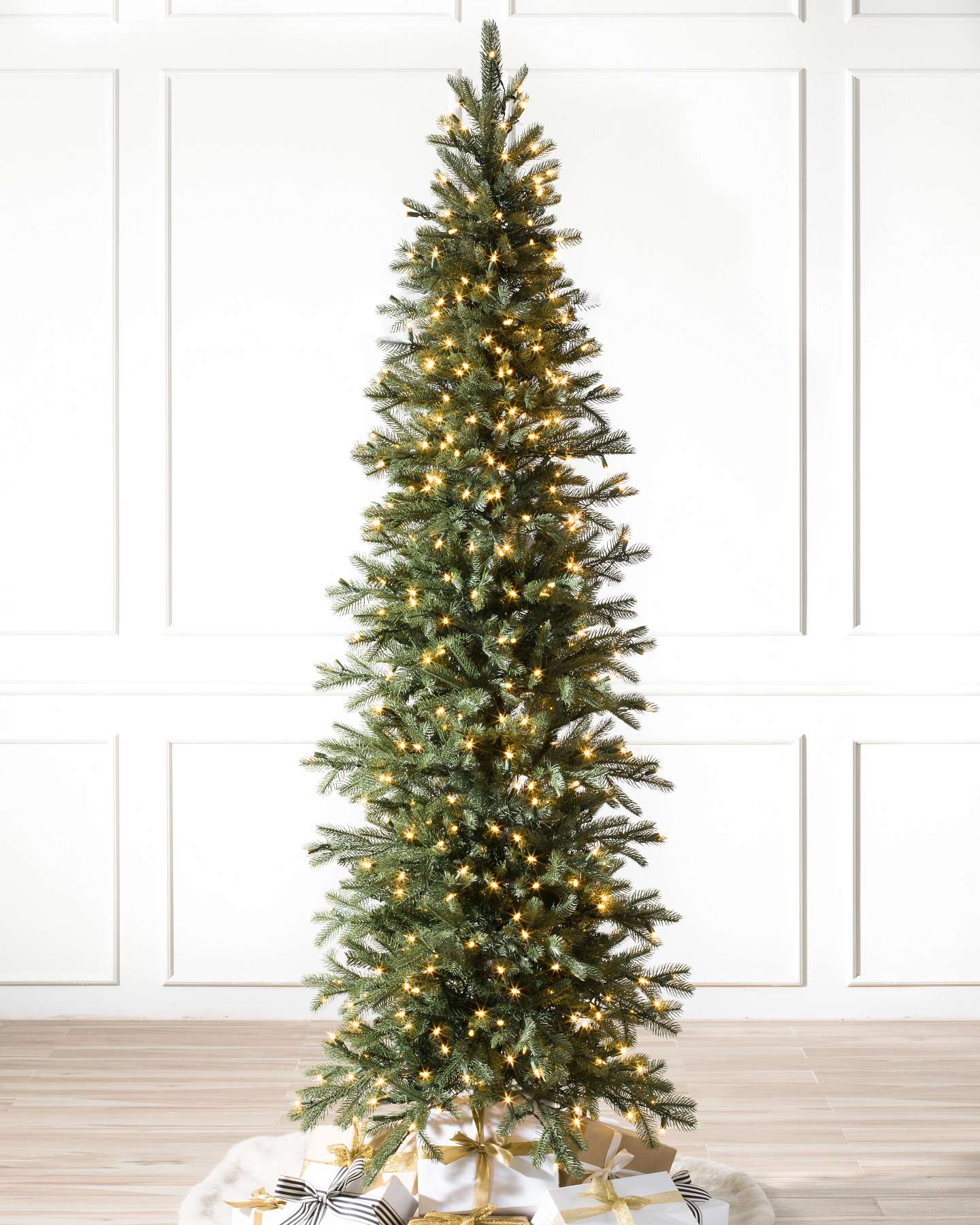 Balsam Hill Schmale Weihnachtstanne | weißer Beleuchtung | Display