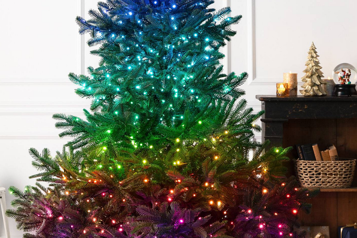 Weihnachtsbaum mit mehrfarbigen Lichtern