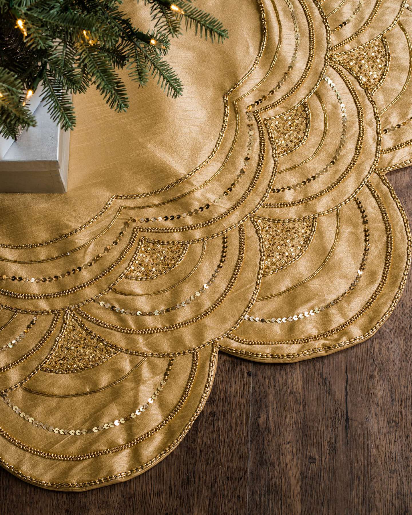 Balsam Hill Weihnachtsbaumdecke Elisabeth mit Pailletten – Gold | Wunderschöne Präsentation