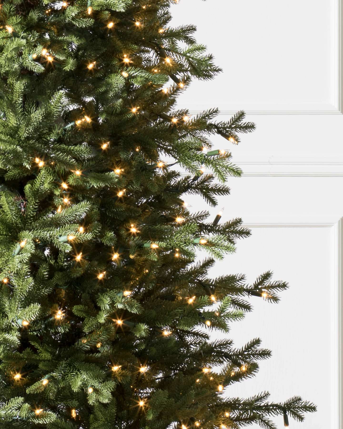 Sapin de Noël artificiel épinette rouge mince de Balsam Hill avec lumière de bougie à DEL, gros plan
