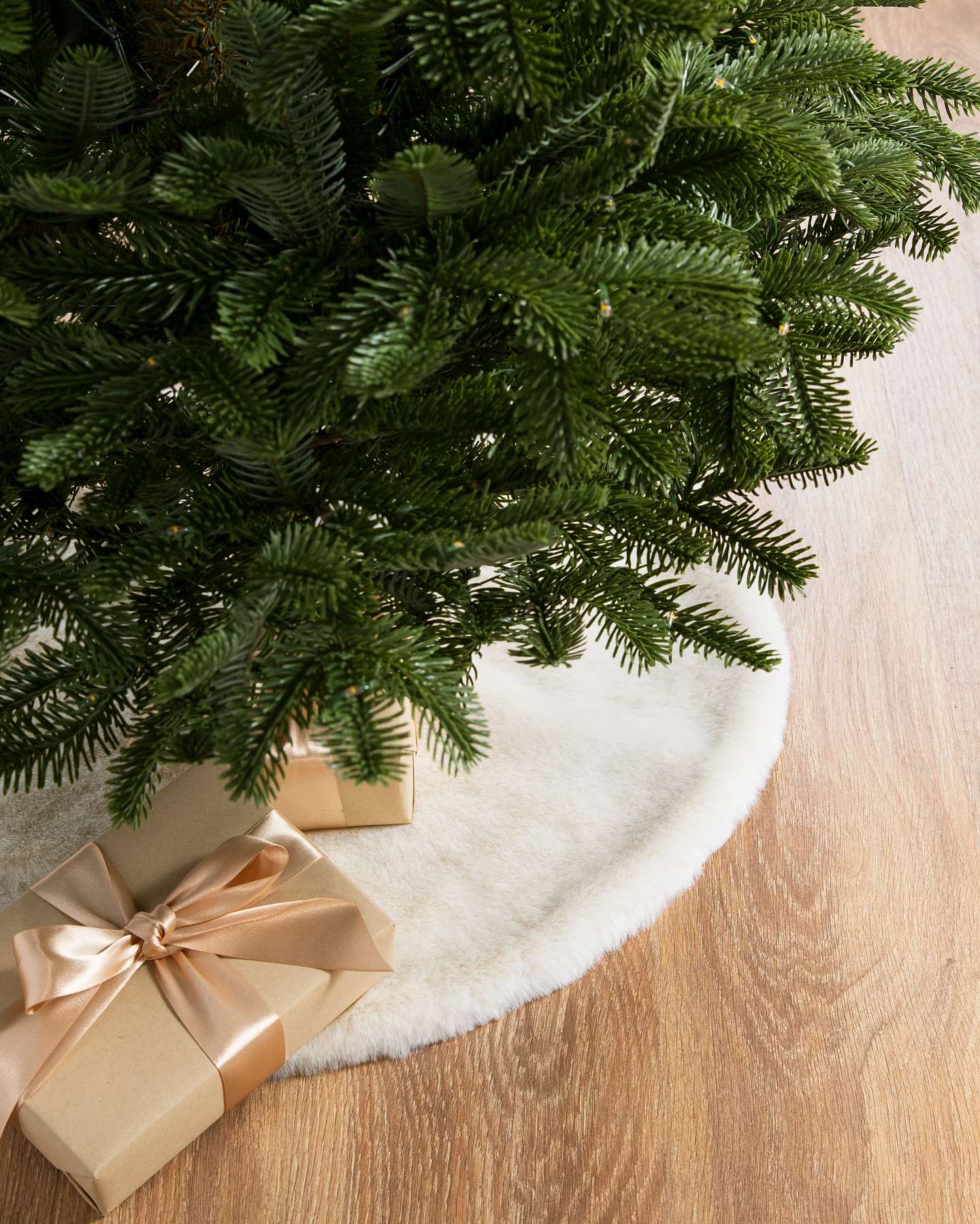 Balsam Hill Ivory Lodge Faux Fur Christmas Tree Skirt Adding a Warm Festive Touch