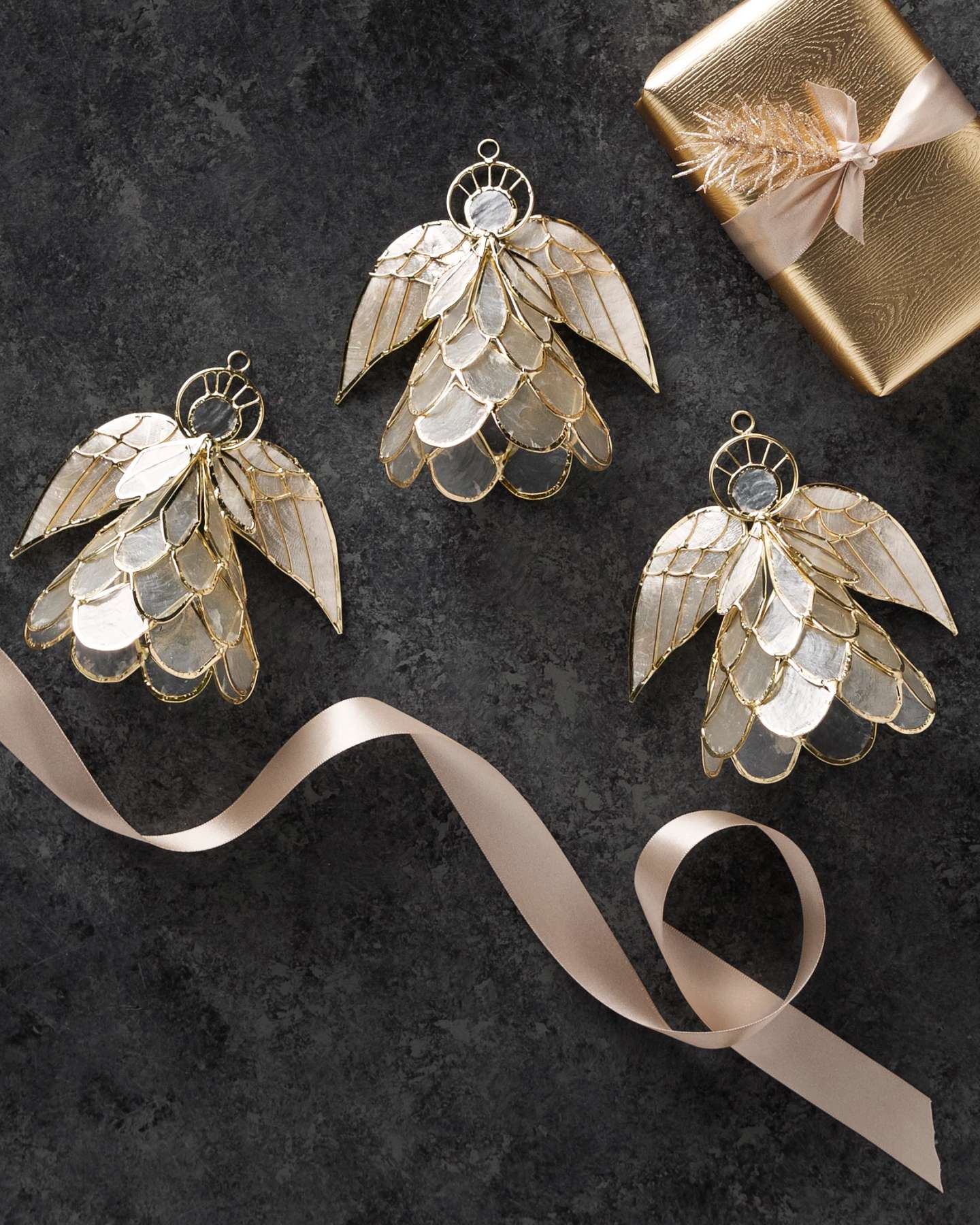 Ensemble de 3 décorations de Noël artificielles en coquille de capiz « Ange » de Balsam Hill Présentation