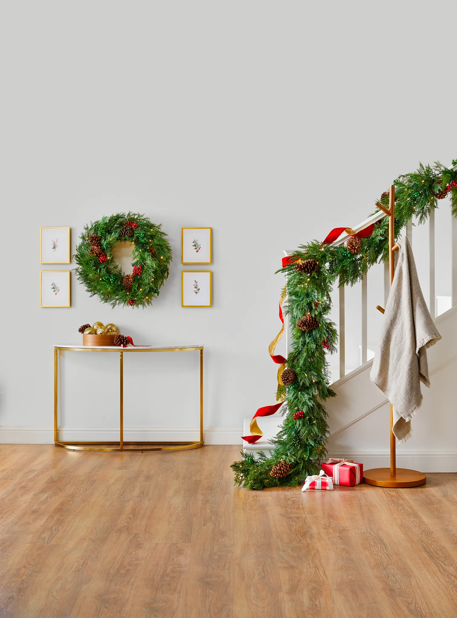 Couronne De Noël Escaliers 45 Cm Dorée – Pommes De Pin, Baies & Guirlande Lumineuse LED – Décoration Festive Élégante