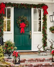 Haustür mit künstlichen Weihnachtsgestecken