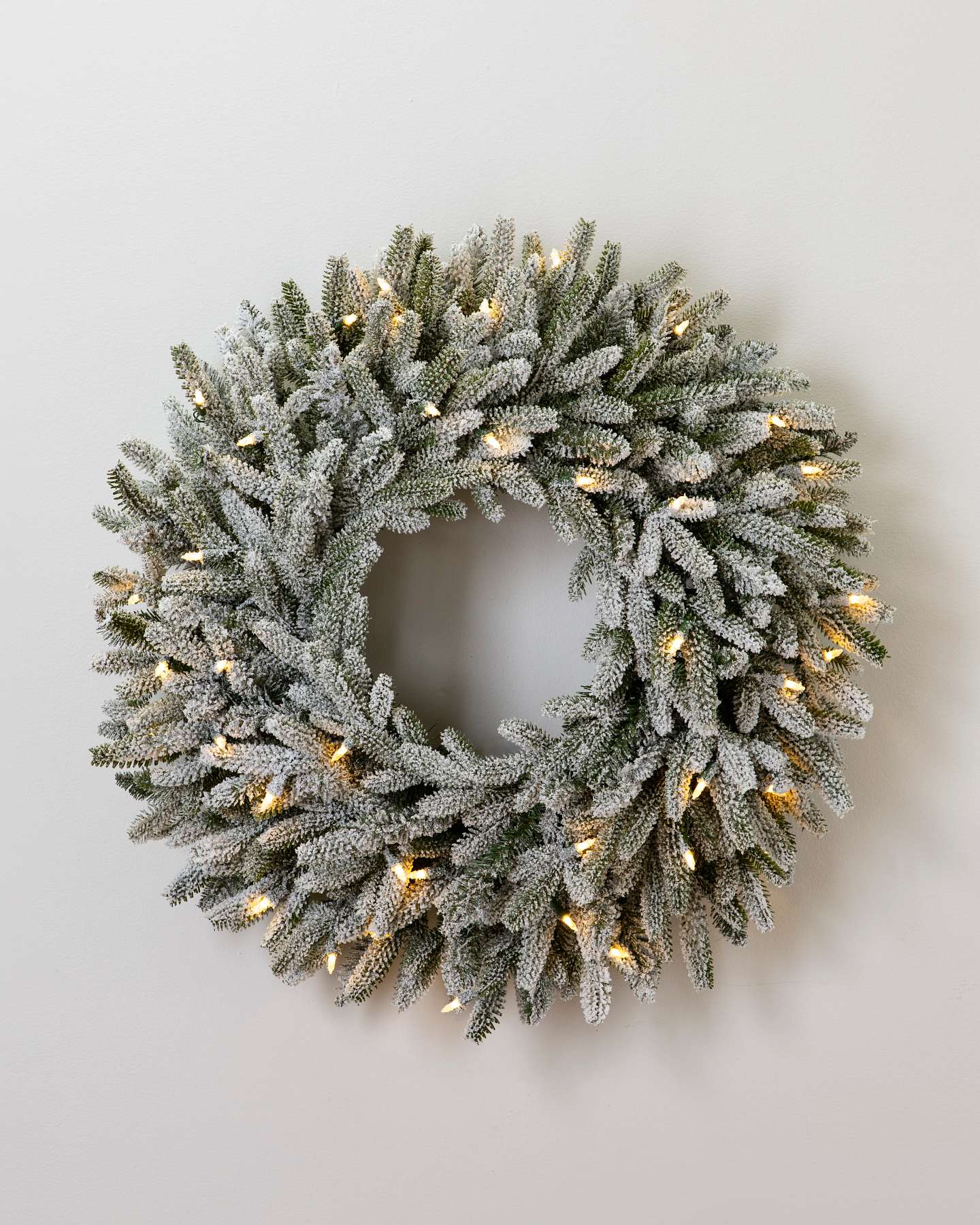 Couronne de Noël artificielle en sapin Fraser givré Balsam Hill, 30 po, lumières DEL transparentes, présentation