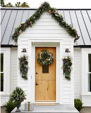 Porte d'entrée avec couronne et guirlande rustiques