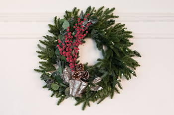 Künstlicher Weihnachtskranz mit Beeren, Tannenzapfen, Eukalyptus und Bändern in Metallic-Optik