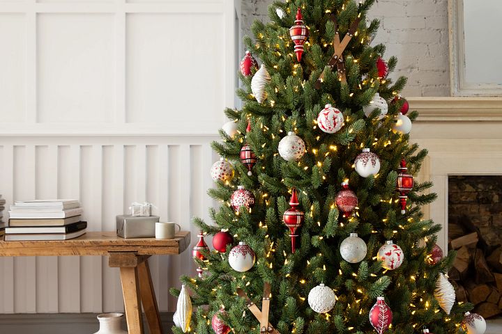 Wie die Profis: Weihnachtskugeln aufhängen