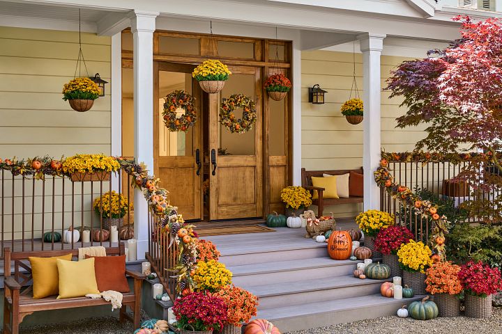 Outdoor fall décor with autumn foliage and pumpkins