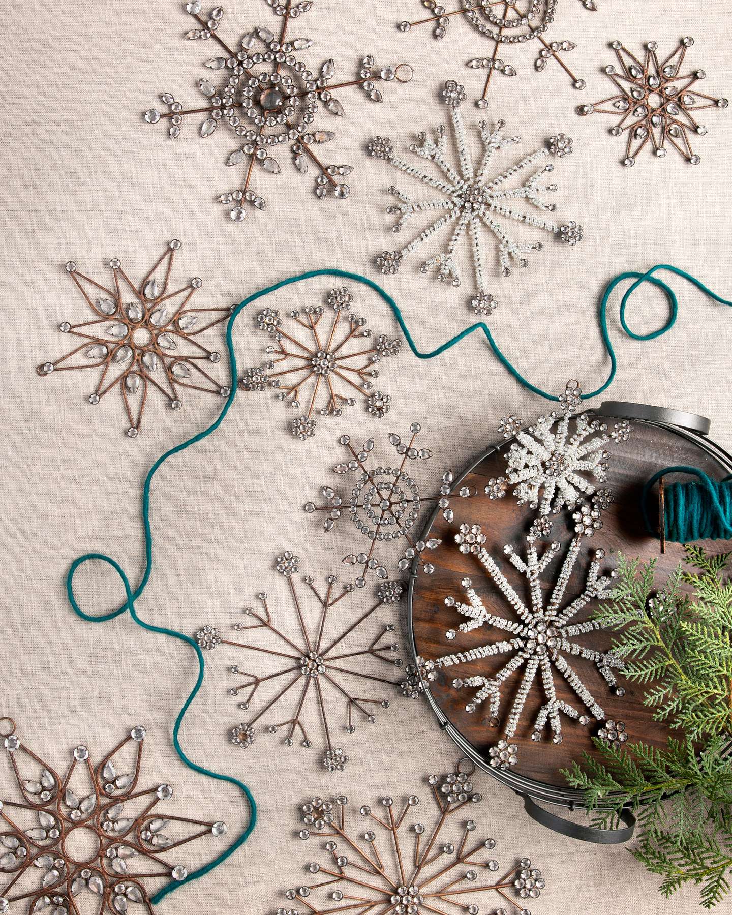 Ensemble de 12 décorations de Noël artificielles en forme flocons de neige d’époque Balsam Hill, pour une ambiance festive