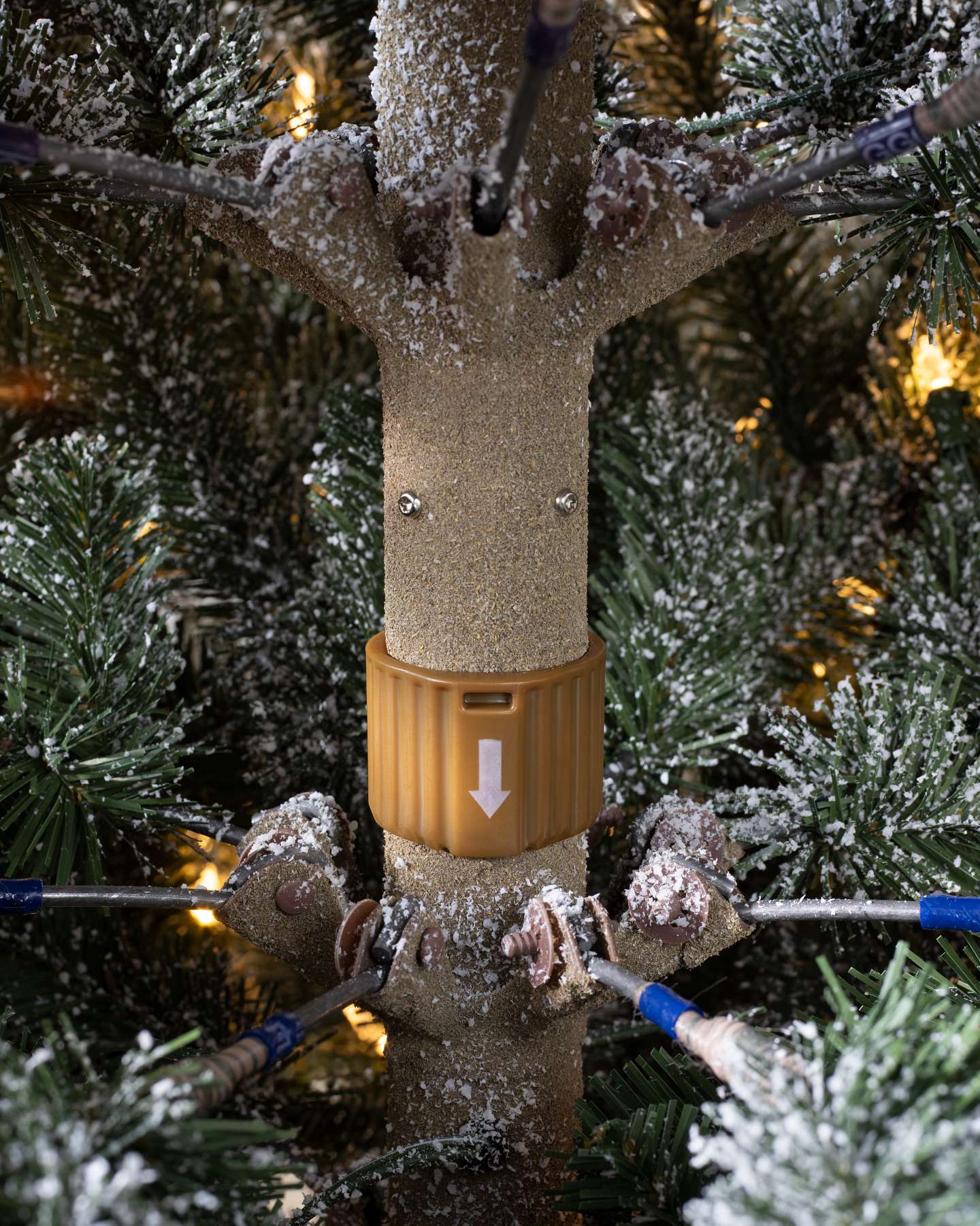 Sapin de Nordmann enneigé BH Balsam Hill | Support, caractéristique spéciale | Détail