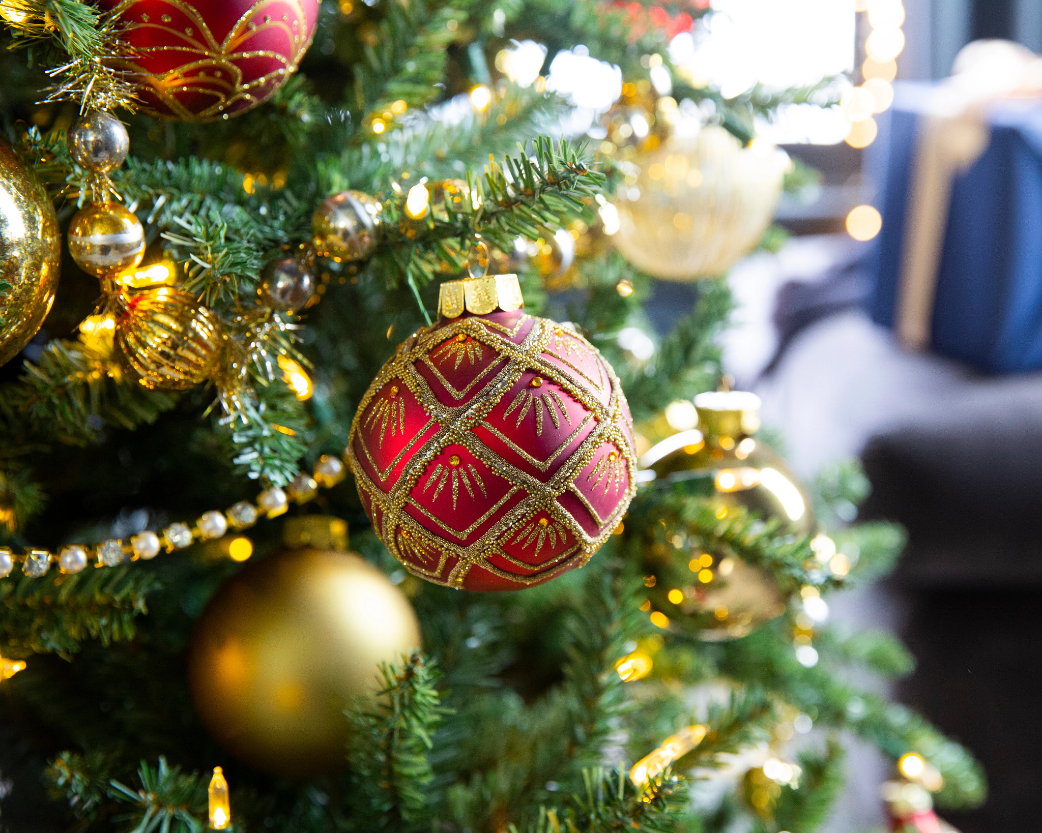 Combine Large and Small Ornaments for Depth