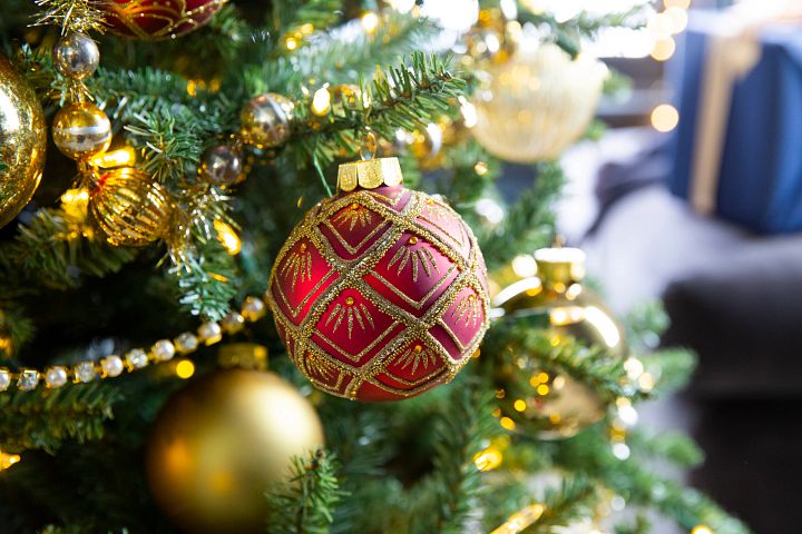 Combine Large and Small Ornaments for Depth