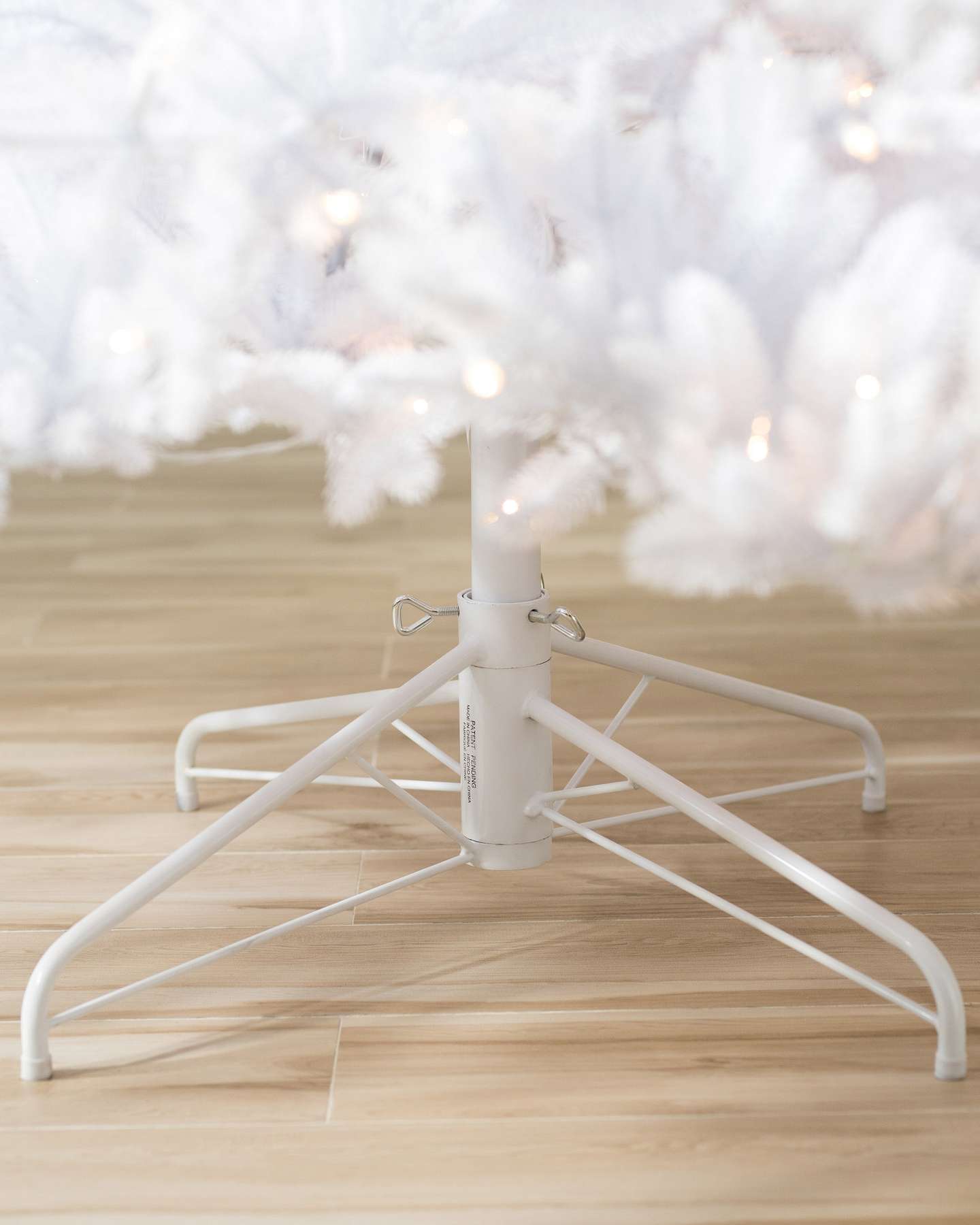 Denali White Christmas by Balsam Hill Stand Special Feature