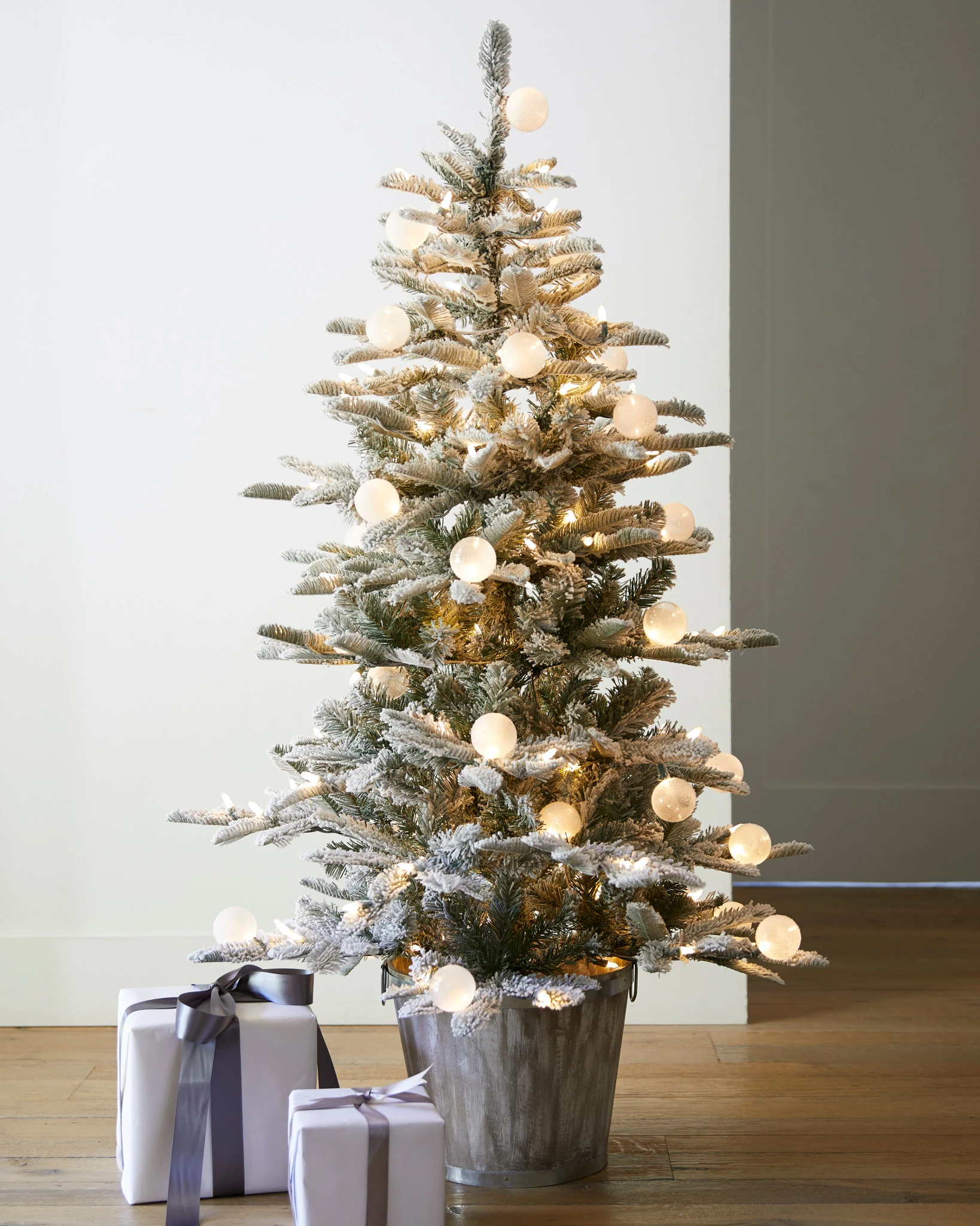 no.0350  イソバナ珊瑚とフロストツリー Snow Flurry Potted Artificial Christmas Tree | Balsam Hill
