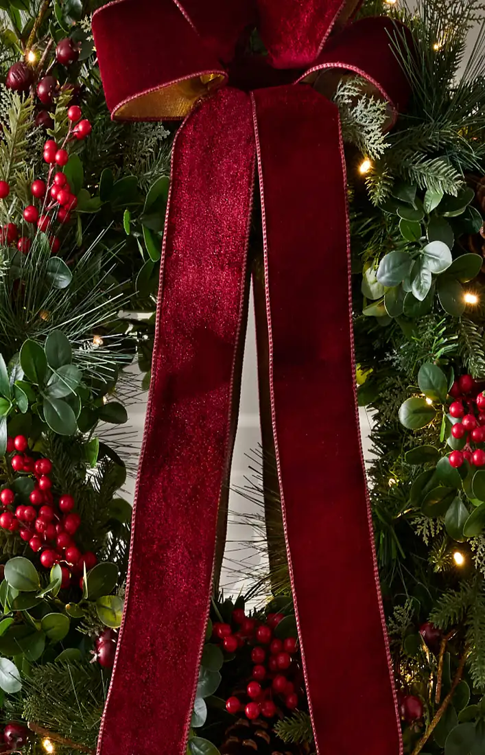 Künstliche Weihnachtsbäume und Weihnachtsdeko
