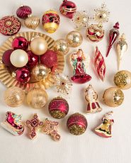Ensemble de boules de Noël rouge et or, en forme de Père Noël, de fleurons et de sphères assorties
