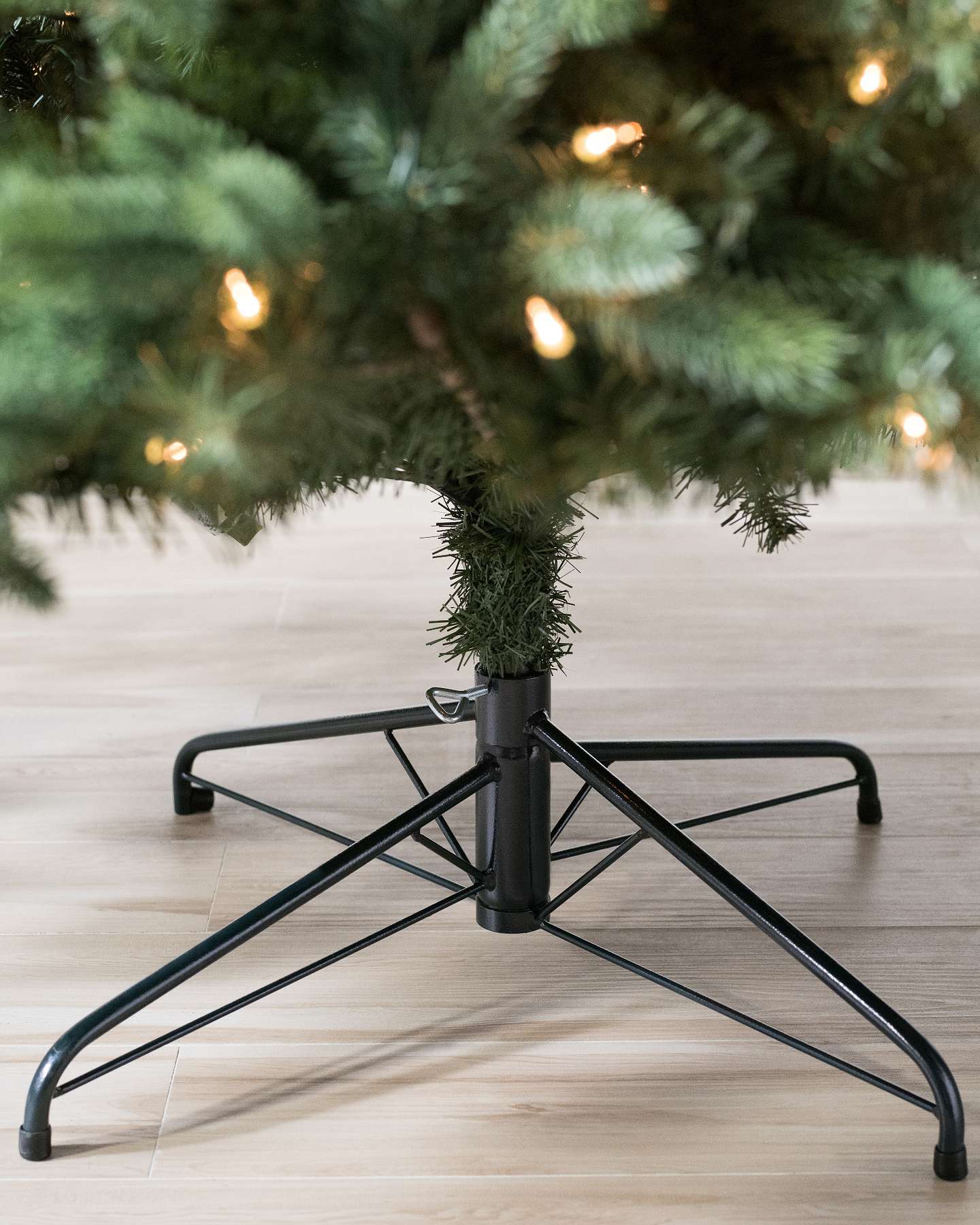 Balsam Hill Durango Douglas Fir Wide Artificial Christmas Tree Stand Special Feature