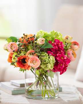 Hydrangea & Ranunculus Arrangement Hydrangea & Ranunculus Arrangement