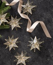 Set de décorations étoiles en coquille de capiz sur fond sombre