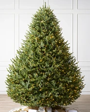 Artificial Christmas tree with wide shape and pre-lit with clear LED lights