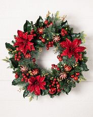 Couronne de Noël artificielle décorée de fleurs de poinsettia artificielles, de baies et de décorations en forme de boules incassables