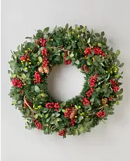 Couronne de Noël avec baies rouges et ruban