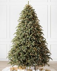 Künstlicher Weihnachtsbaum des Typs „Nobilistanne“ in einem weißen Raum